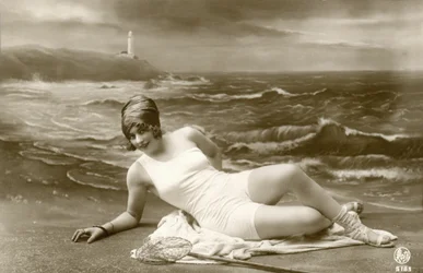 Femme en maillot de bain, vers début 1900 (carte postale)