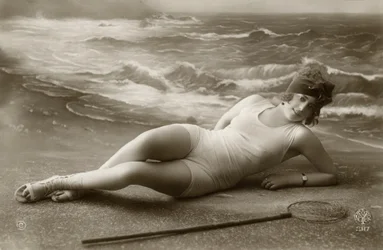 Femme en maillot de bain, début des années 1900