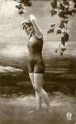 Femme en maillot de bain, c. début 1900 (carte postale)