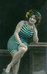 Femme en maillot de bain, c. début 1900 (carte postale)