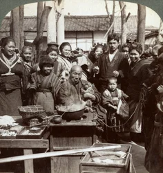 Un artiste de rue avec un singe amusant la foule, Kobe, Japon, 1896
