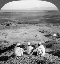 À travers la plaine de Thèbes et devant les statues de Memnon depuis les falaises, Égypte, 1905