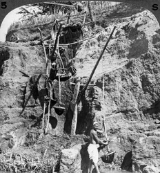 Un chadouf égyptien élevant les eaux du Nil vers les champs assoiffés, Égypte, 1905