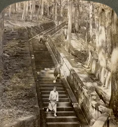 Ancien escalier en pierre montant la colline jusqu
