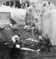 Baignade et crémation des morts hindous, Bénarès Varanasi, Inde 1903