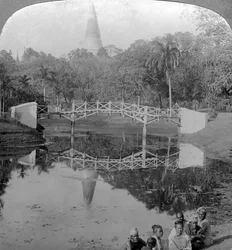 Jardins de la forteresse et pagode Shwedagon, Rangoon, Birmanie, vers 1900.
