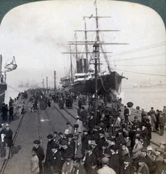 Accueil des nouveaux arrivants sur le quai à côté du Pacific Mail SS China, à Yokohama, Japon, 1904