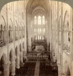 Intérieur de la grande cathédrale Notre-Dame, Paris, France, 1900