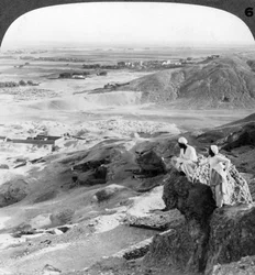 Vue vers le sud sur la plaine thébaine et les temples de Medinet Habu, Égypte