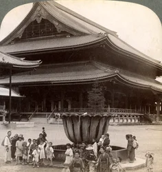 Façade principale du Higashi Hongan-ji, plus grand temple bouddhiste du Japon, Kyoto, 1904