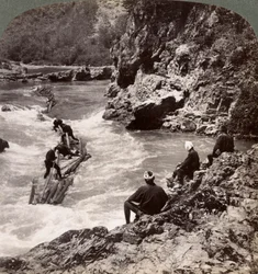 Hommes sur un radeau de bois, descendant les rapides de Hozu sur la rivière Katsura, Kyoto, Japon, 1904