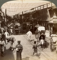 Trafic estival sous les auvents de Shijo Bashidori, une artère animée de Kyoto, Japon, 1904