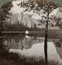 Vue miroir des Cathedral Rocks, Yosemite Valley, Californie, USA, 1902