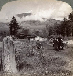 Mont Asama Asamayama, le plus grand volcan actif du Japon, au nord-ouest de Katsukake, 1904