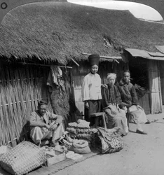 Boutique indigène et clients, près de Mogok, nord de la Birmanie, c1900s