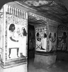 Chambre funéraire peinte taillée dans la roche des falaises de Thèbes, Égypte, 1905