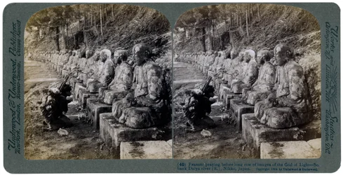 Paysanne priant devant une rangée de statues du Dieu de la Lumière, rivière Daiya, Nikko, Japon, 1904