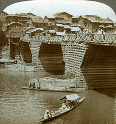 Pont pittoresque et maisons, Ville du Soleil, Cachemire, Inde