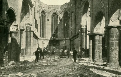 Église en ruine à Visé en Belgique, 1914-1918, vers 1920