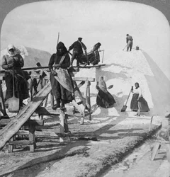 Empilage du sel dans les grands champs salins de Solinen, mer Noire, Russie, 1898
