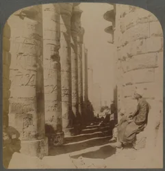 La célèbre colonnade de la grande salle hypostyle du temple de Karnak, Thèbes, Égypte, 1897