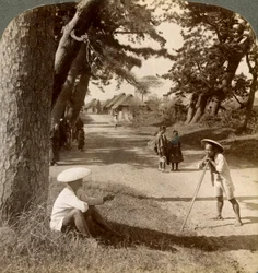 Voyageurs se reposant sous les pins à Suzukawa, ancienne route de Tokyo à Kyoto, Japon