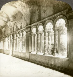 Colonnes torsadées dans le cloître, basilique Saint-Paul-hors-les-Murs, Rome, Italie
