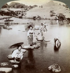 Femmes traversant le lac sur des pierres, jardin Suizen-ji, Kumamoto, Japon, 1904