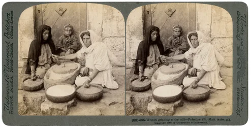 Femmes moulant au moulin, Palestine, 1900