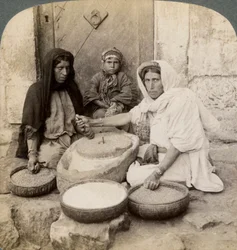 Femmes moulant au moulin, Palestine, 1900