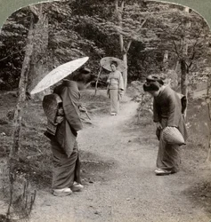 Femmes dans le jardin du temple Kinkaku-ji, Kyoto, Japon, 1904