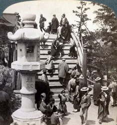 Adorateurs traversant le pont semi-circulaire vers le temple de Kameido au-delà, regardant vers le nord, Tokyo, Japon
