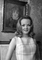 Catherine Hiegel devant la toile de Renoir chez elle, française, de la Comédie-Française, après avoir signé son contrat pour le rôle de domestique le 30 janvier 1969