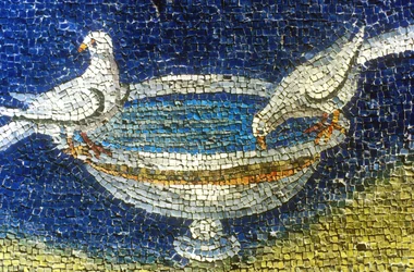 Colombes buvant: mosaïque dans le mausolée de Galla Placidia (390-450) à Ravenne, Italie, (Ve siècle, art paléochrétien), photographie prise en 1990