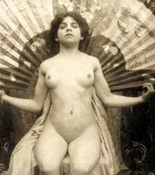 Nu féminin posant avec un grand éventail, vers 1900