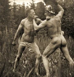Pose de combat avec un casque romain, c.1910
