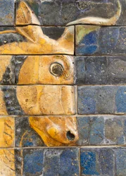 Istanbul, Turquie. Musée archéologique. Taureau en brique émaillée en relief de la porte d