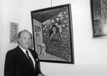 Pierre Velly alias Pierre De Varga devant une de ses toiles lors de l