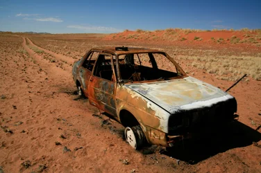 Voiture rouillée échouée dans le désert du Namib