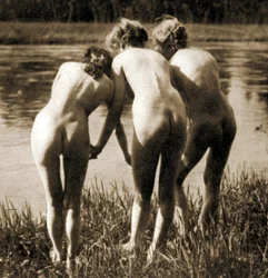 Trois Grâces, un trio de nus féminins, vers 1900