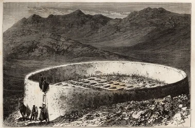 Un cimetière guebra (ou zoroastrien) près de Téhéran (Iran), en forme de grande tour avec une circonférence de 60 mètres et une hauteur de 5 mètres; l