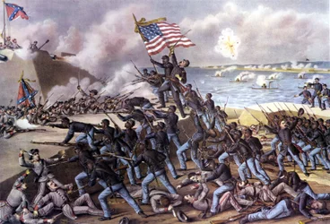 Guerre de Sécession (1861 - 1865) : attaque de Fort Wagner sur Jekyll Island, au large de la Géorgie, par 2000 volontaires noirs en juillet 1863. Gravure du XIXe siècle.