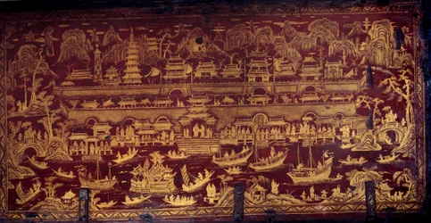Arrivée des Portugais à Nankin (Nankin ou Namquin), Chine. Couvercle de boîte peint en rouge et or. XVIIe siècle. Porto, Musée national