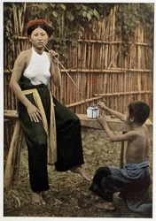 Femme asiatique fumant de l