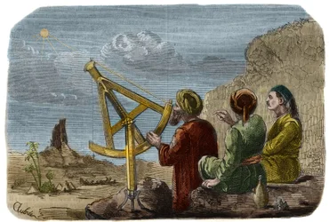 Astronomie : scientifiques arabes mesurant la hauteur du Soleil dans la plaine de Babylone vers 825. Ils utilisent un quart de cercle avec des pinnules. Gravure de 1857 dans « Le Musée Des Sciences »