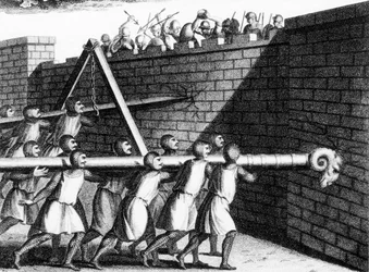 Attaque des murs avec des béliers. La version montée sur chaînes pouvait être plus puissante que celle portée sur les épaules. Gravure c. 1800.