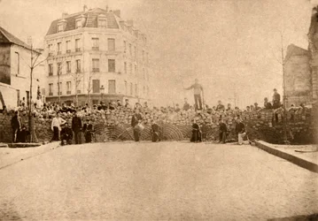 Barricade sur les hauteurs de Ménilmontant, Paris, mars 1871