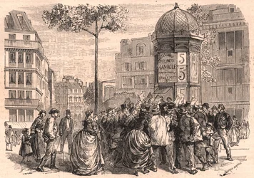 Boulevard Pigalle à Paris : foule parisienne autour d
