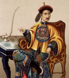 Aristocrate chinois assis fumant de l