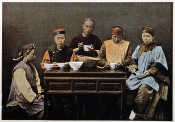 Famille chinoise mangeant - photochrome, fin du 19e siècle